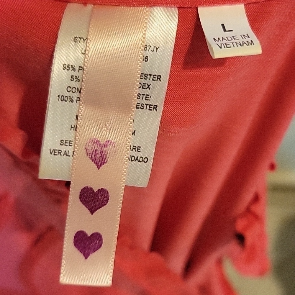 Hot pink ruffled top, cap sleeves, keyhole neckline. Rutched at the sides Size L - Picture 8 of 9